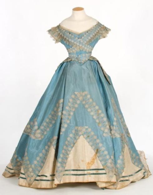 1860s Evening dress, simple, perhaps for debutants or teens